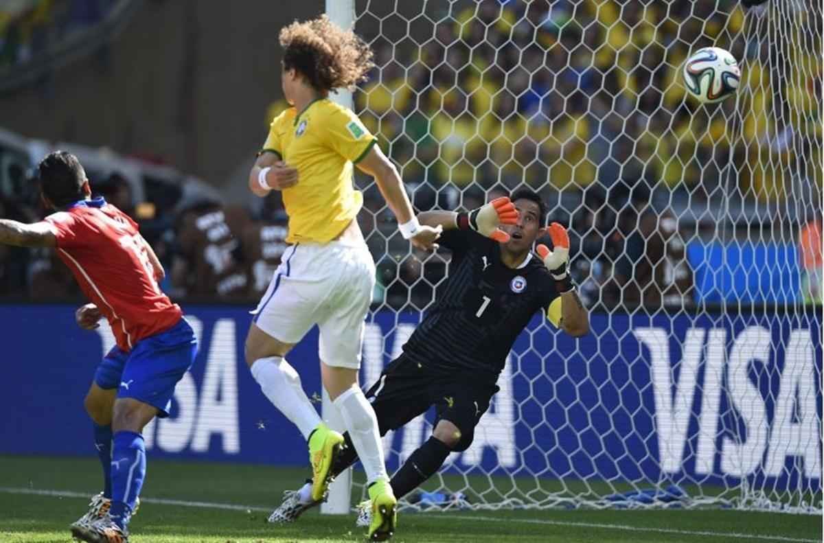 David Luiz marca o primeiro gol do Brasil contra o Chile