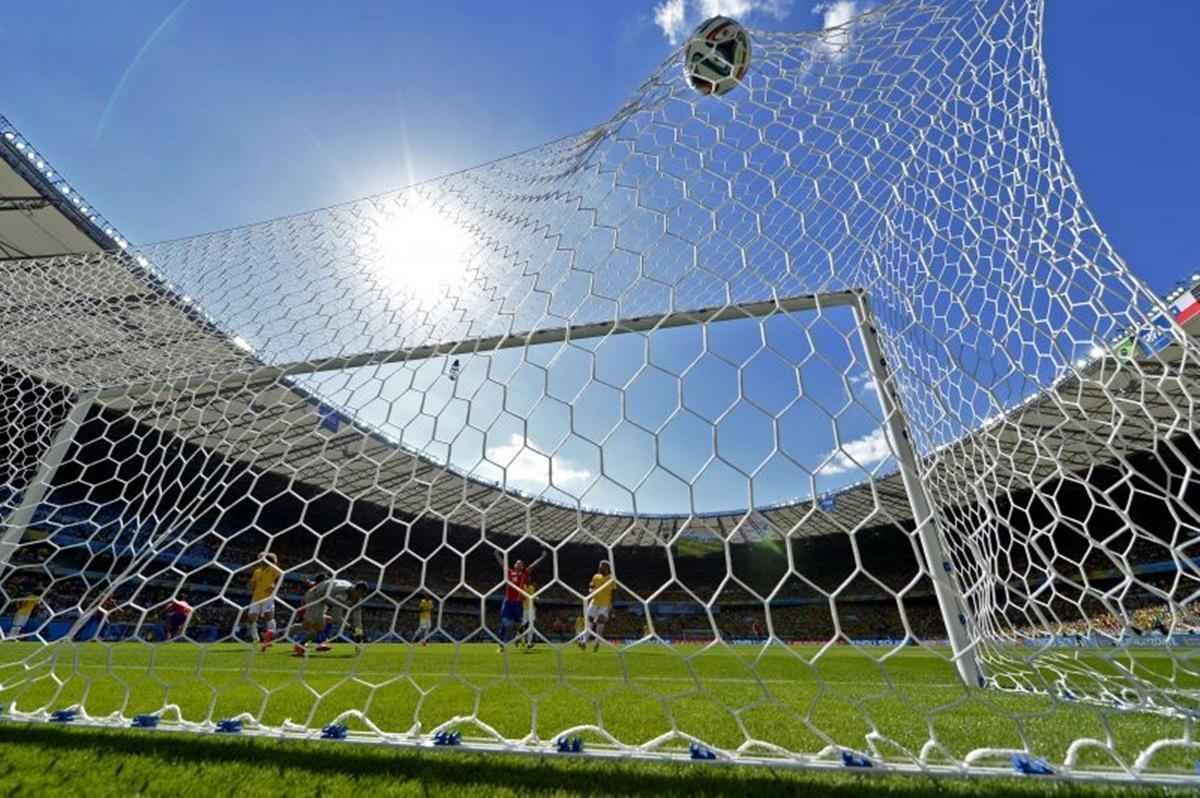 O atacante Alexis Sanchez marca o primeiro gol do Chile contra o Brasil