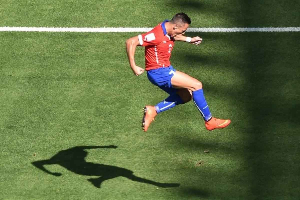 O atacante Alexis Sanchez comemora o gol contra o Brasil