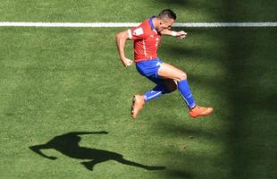 O atacante Alexis Sanchez comemora o gol contra o Brasil