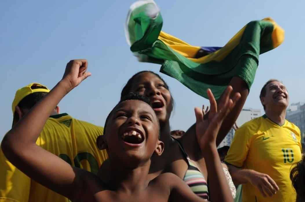 Cariocas festejam a vitria do Brasil sobre o Chile.
