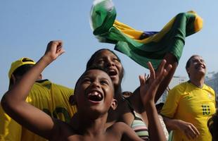 Cariocas festejam a vitria do Brasil sobre o Chile.