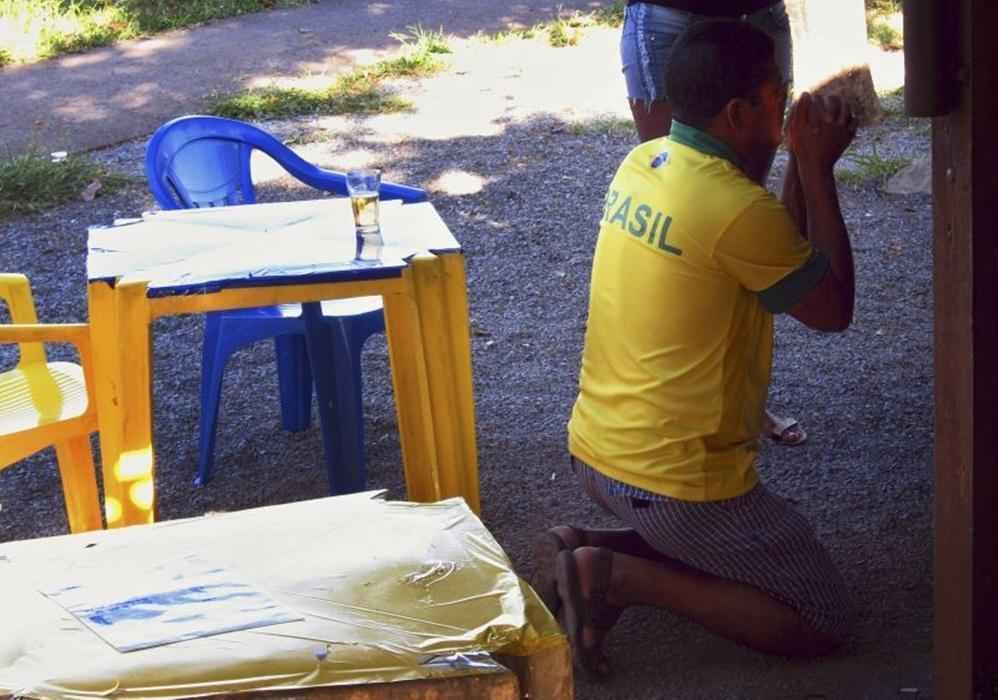 Brasiliense ajoelha e reza durante cobrana de pnalti de Neymar. Braslia (DF).