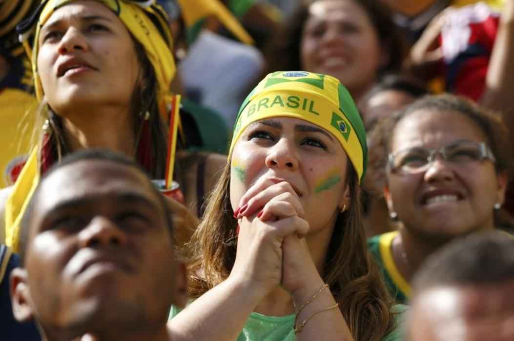 Torcedores de Recife apreensivos com a partida entre Brasil e Chile.