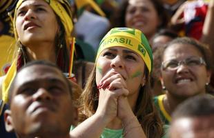 Torcedores de Recife apreensivos com a partida entre Brasil e Chile.