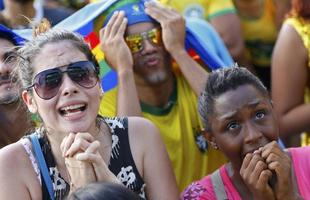 Brasileiros sofrem com as ofensivas chilenas e a falta de gols da Seleo Brasileira. Recife (PE).