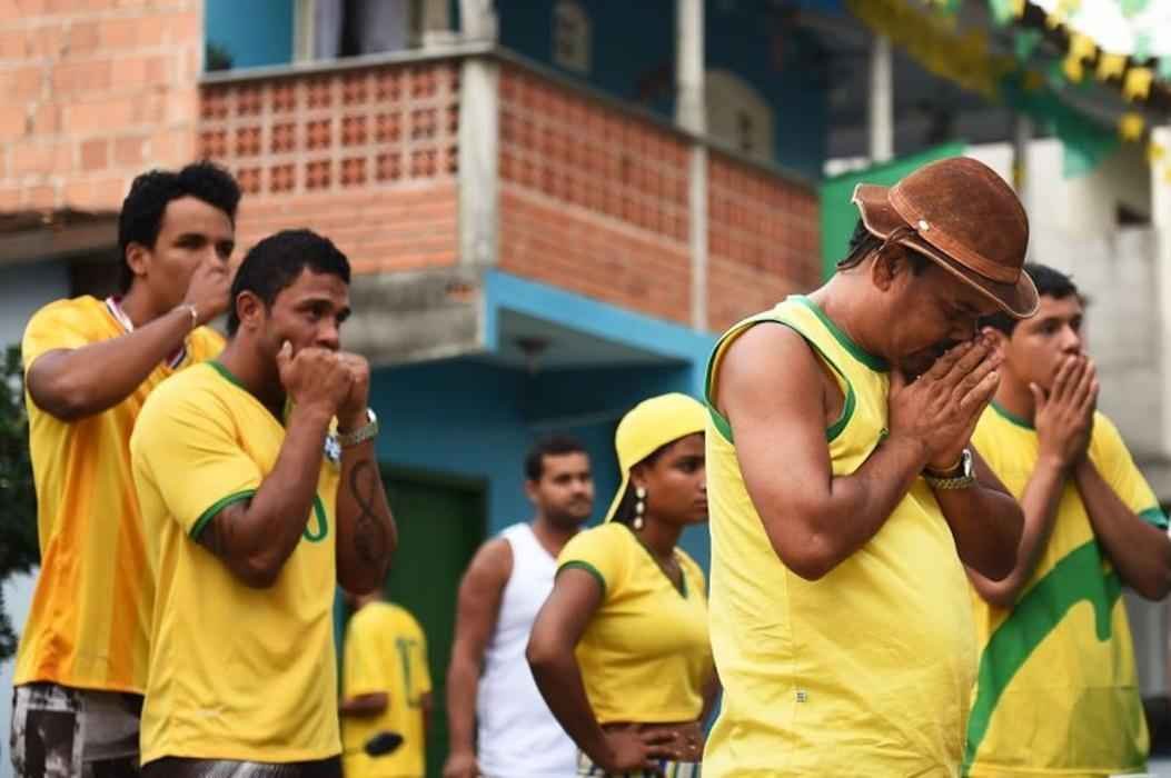 Brasileiros rezam pela Seleo Brasileira. Porto Seguro (BA).