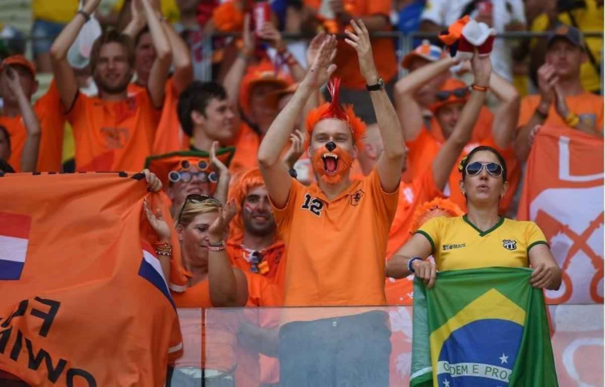 Torcida colorida na Arena Castelo, para a partida entre Mxico e Holanda