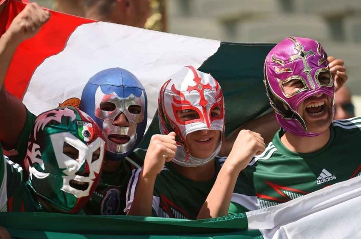 Torcida colorida na Arena Castelo, para a partida entre Mxico e Holanda