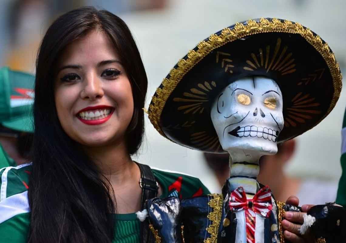 Torcida colorida na Arena Castelo, para a partida entre Mxico e Holanda