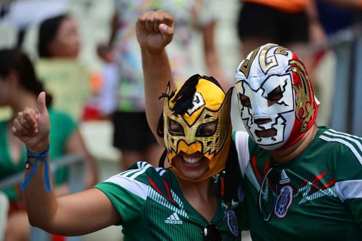 Torcida colorida na Arena Castelo, para a partida entre Mxico e Holanda