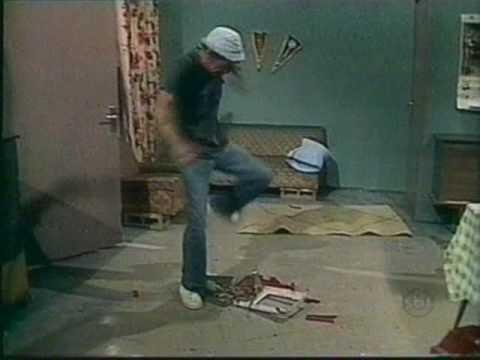 Seu Madruga, chateadssimo, quebra tudo!