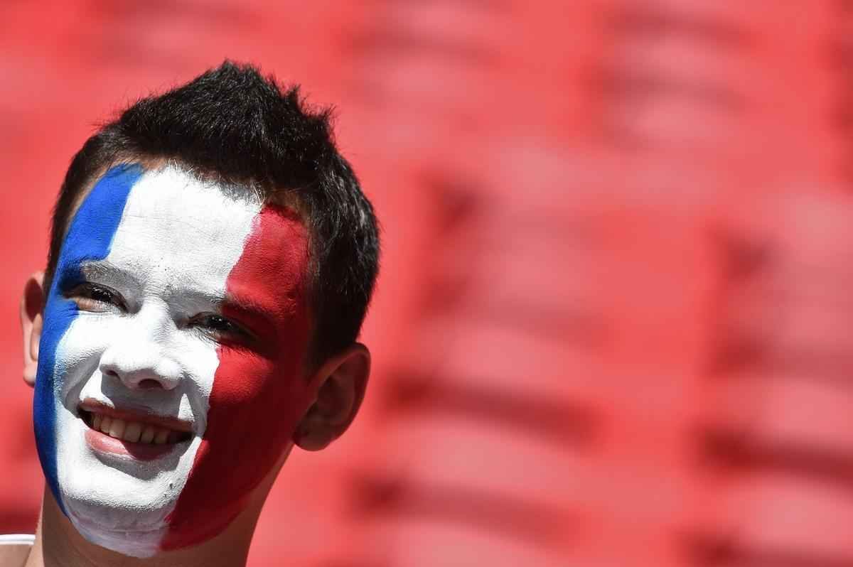 Torcedor pinta o rosto nas cores e formato da bandeira francesa