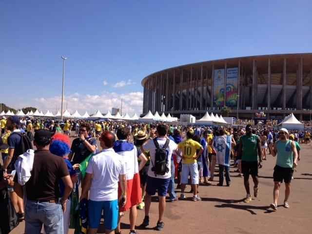 Fila  formada, mas torcedores entram a tempo do jogo entre Nigria e Frana