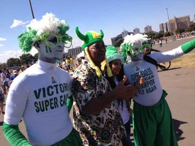 Fs da seleo nigeriana se vestem a carter