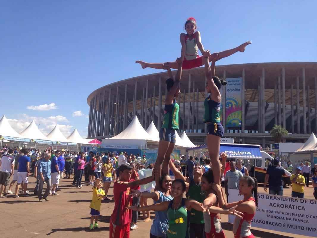 Acrobatas animam a entrada dos torcedores no estdio
