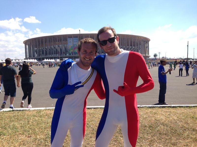 Franceses se divertem com roupas nas cores da bandeira e ignoram o calor
