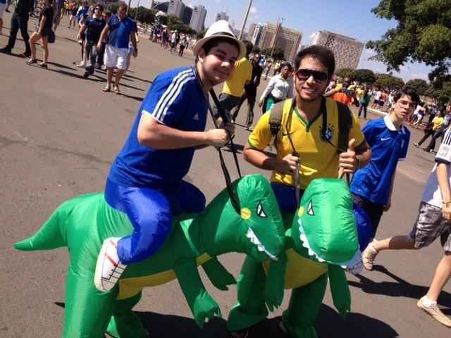 Brasileiros chegam ao estdio montados em 'dinossauros'