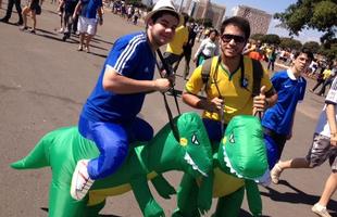 Brasileiros chegam ao estdio montados em 'dinossauros'