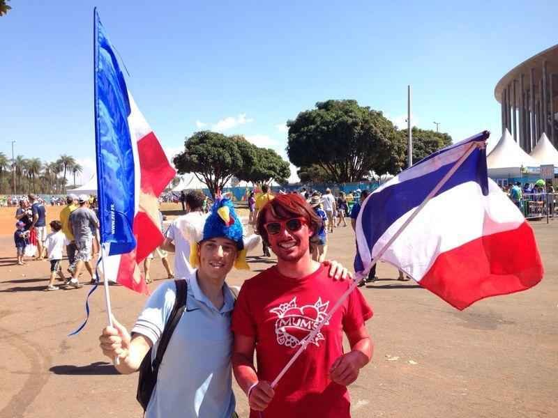 Torcedores levam a bandeira da Frana ao Man