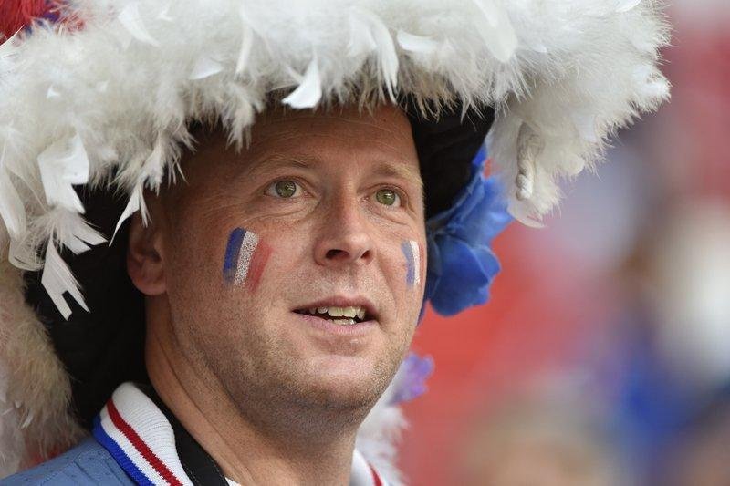 Francs torce com plumagem nas cores da bandeira