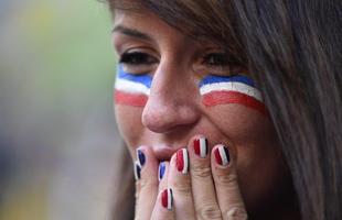 Francesa pinta as unhas com as cores da bandeira