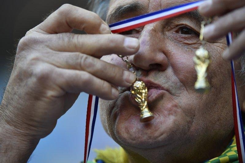 Torcedor beija miniaturas da taa e aposta na Frana