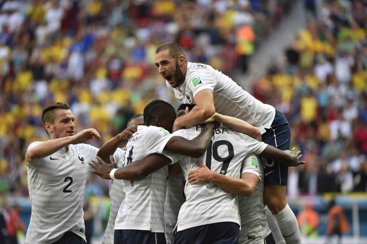 Equipe francesa comemora o gol de Paul Pogba