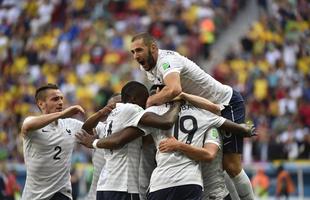 Equipe francesa comemora o gol de Paul Pogba