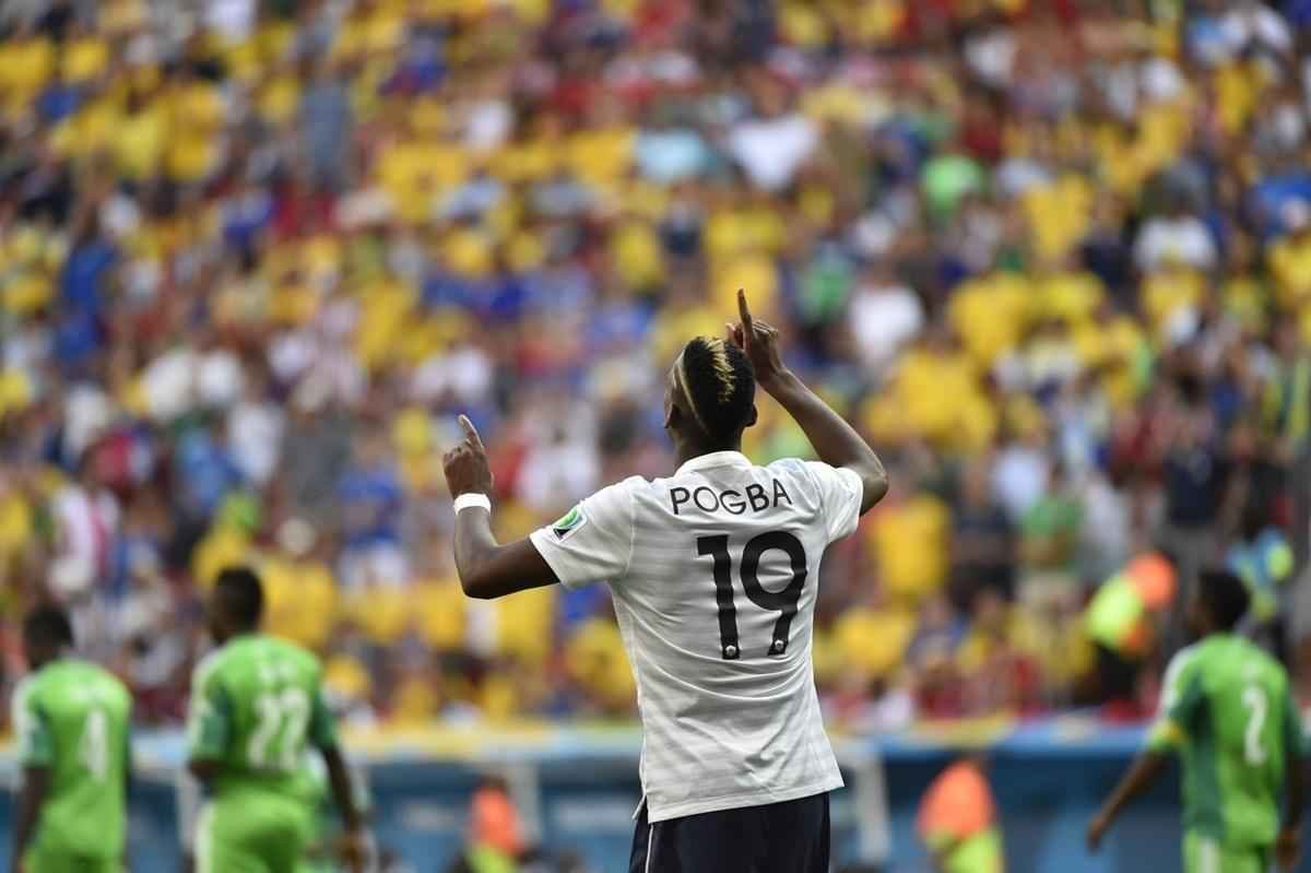 Paul Pogba comemora depois de fazer um gol contra a Nigria