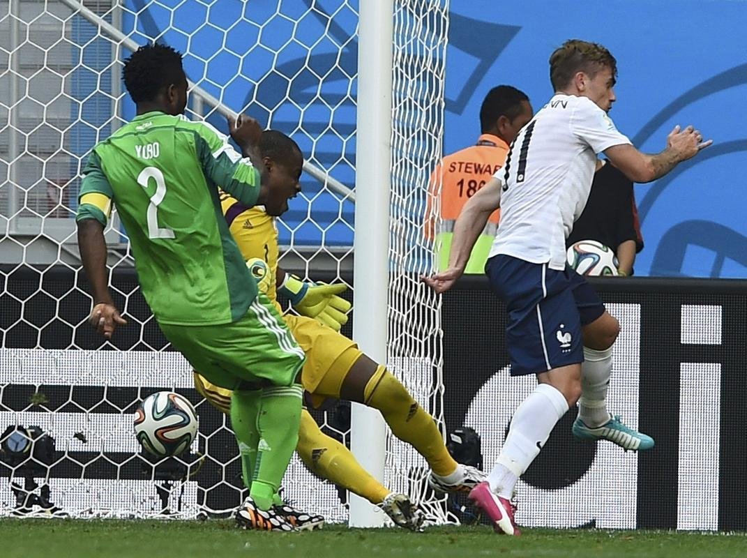 O jogador da Nigria Joseph Yobo marca um gol contra a prpria seleo