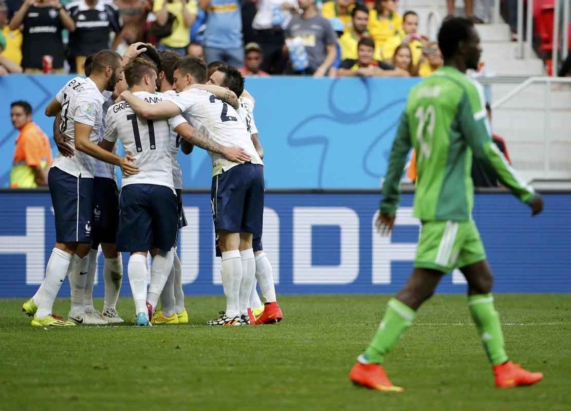Jogadores franceses comemoram o segundo gol da seleo europeia