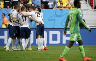 Jogadores franceses comemoram o segundo gol da seleo europeia