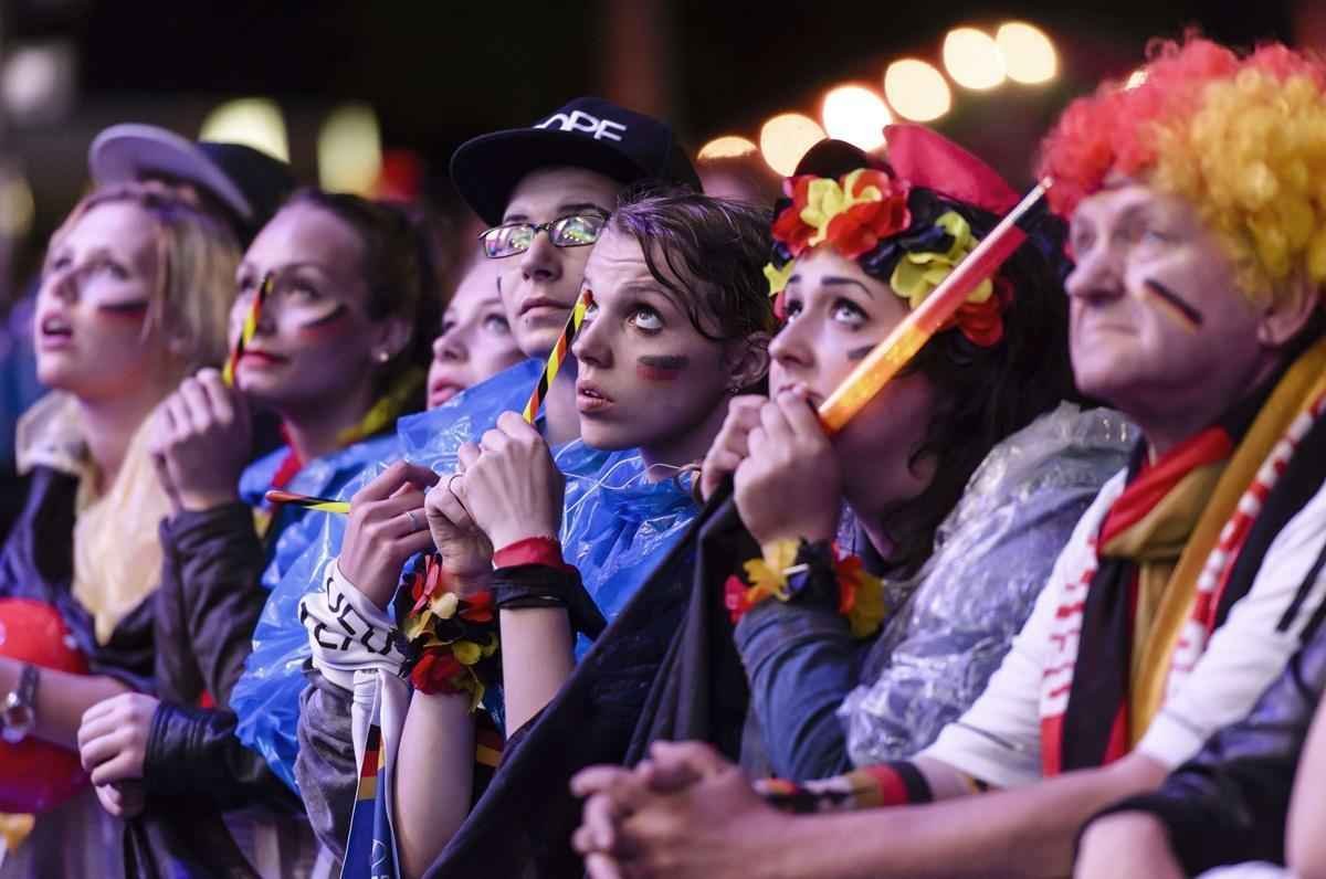 Torcedores alemes em Berlim durante partida emocionante contra a Arglia, que acabou sendo vencida pela Alemanha por 2 a 1 na prorrogao