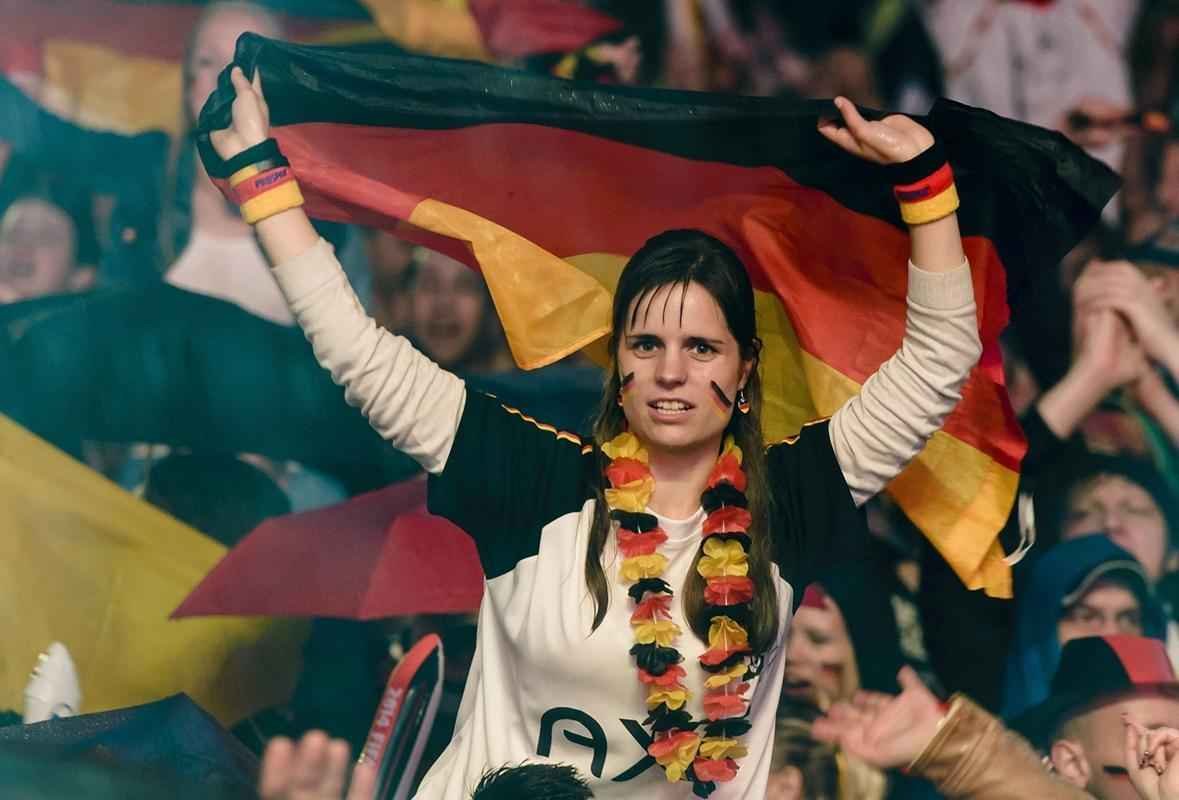 Torcedores alemes em Berlim durante partida emocionante contra a Arglia, que acabou sendo vencida pela Alemanha por 2 a 1 na prorrogao