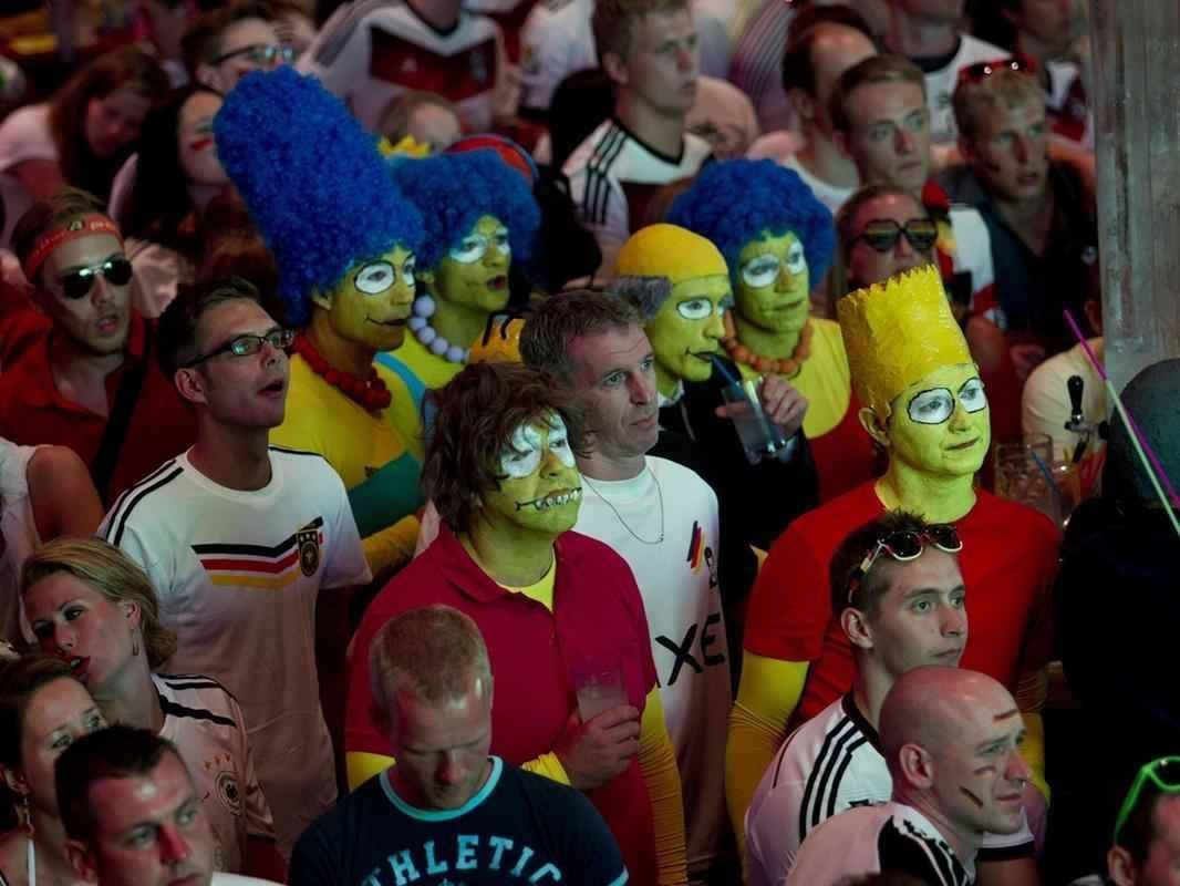 Torcedores alemes em Berlim durante partida emocionante contra a Arglia, que acabou sendo vencida pela Alemanha por 2 a 1 na prorrogao