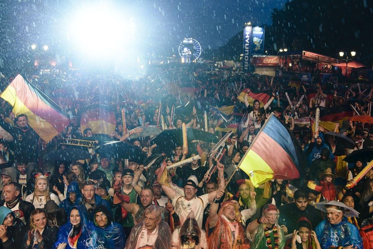 Torcedores alemes em Berlim durante partida emocionante contra a Arglia, que acabou sendo vencida pela Alemanha por 2 a 1 na prorrogao