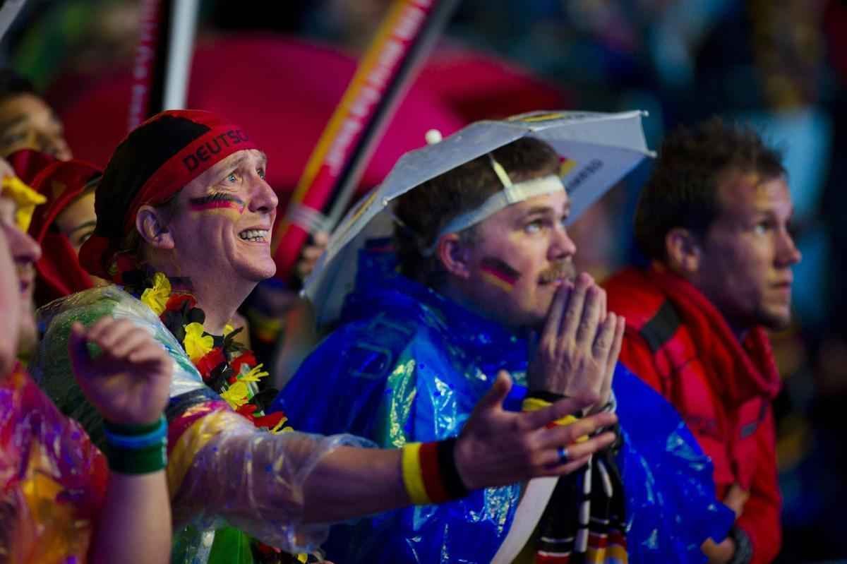 Torcedores alemes em Berlim durante partida emocionante contra a Arglia, que acabou sendo vencida pela Alemanha por 2 a 1 na prorrogao