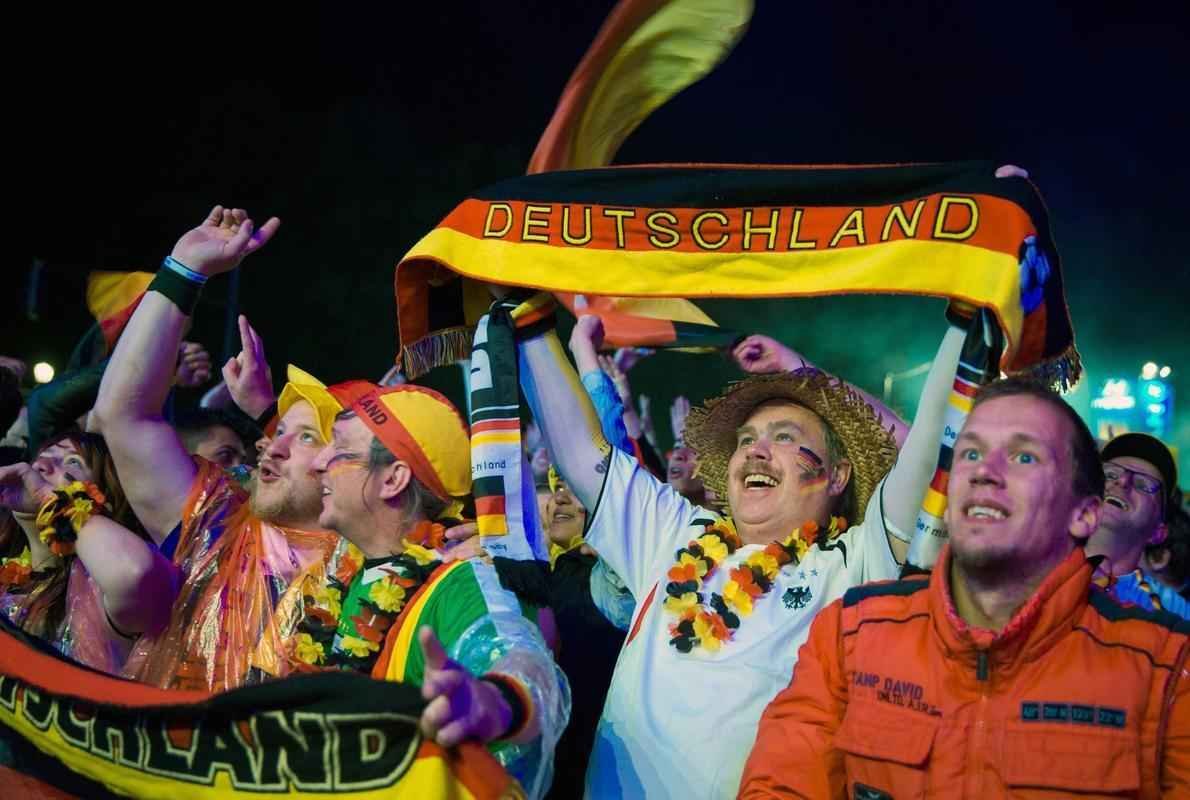 Torcedores alemes em Berlim durante partida emocionante contra a Arglia, que acabou sendo vencida pela Alemanha por 2 a 1 na prorrogao