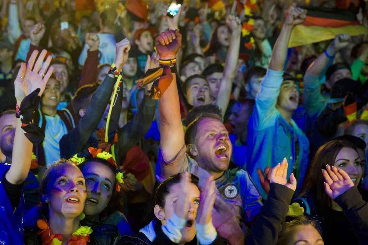 Torcedores alemes em Berlim durante partida emocionante contra a Arglia, que acabou sendo vencida pela Alemanha por 2 a 1 na prorrogao