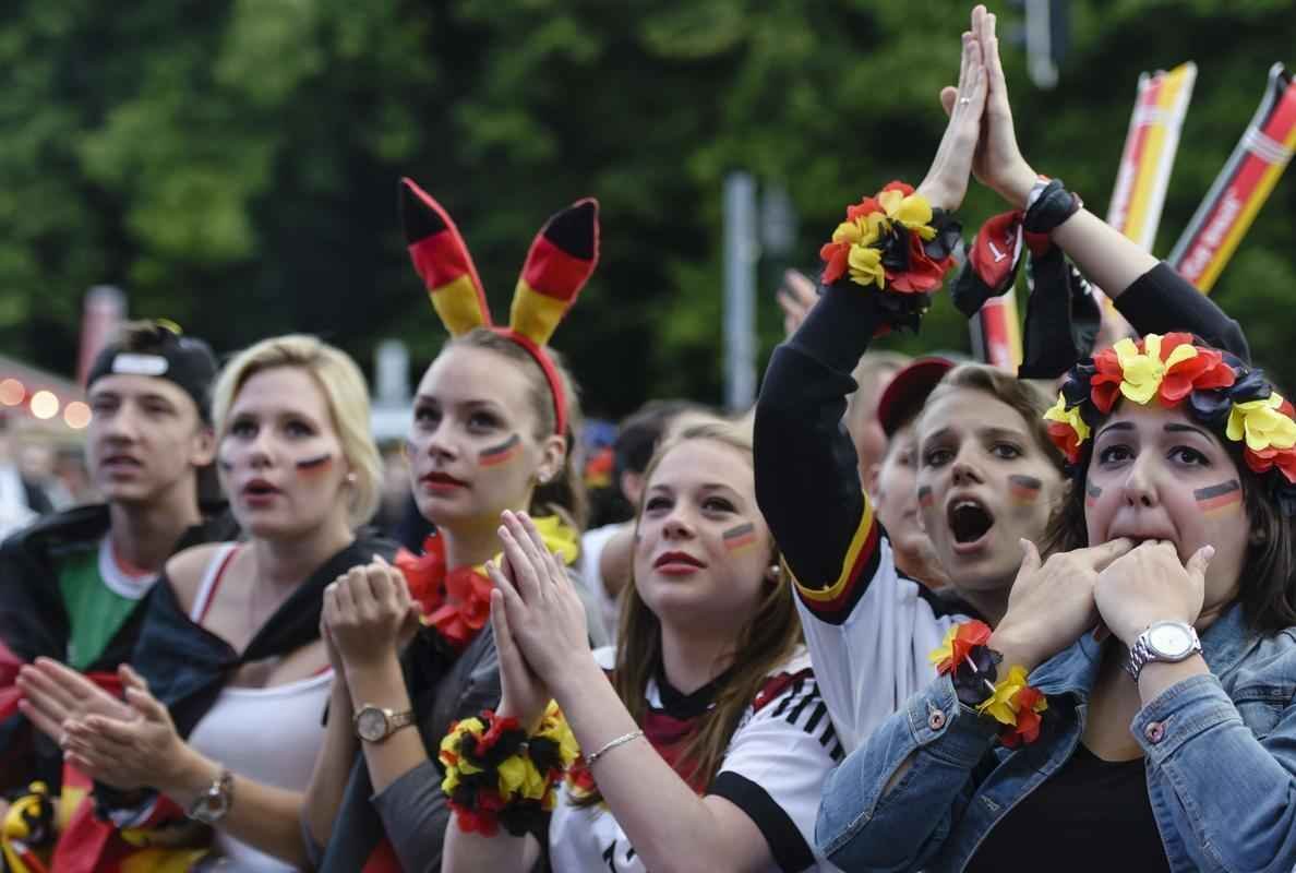 Torcedores alemes em Berlim durante partida emocionante contra a Arglia, que acabou sendo vencida pela Alemanha por 2 a 1 na prorrogao