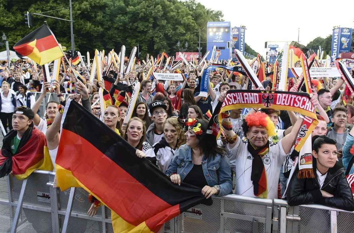 Torcedores alemes em Berlim durante partida emocionante contra a Arglia, que acabou sendo vencida pela Alemanha por 2 a 1 na prorrogao