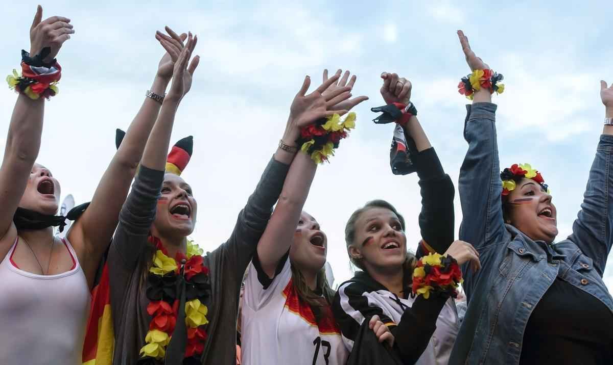 Torcedores alemes em Berlim durante partida emocionante contra a Arglia, que acabou sendo vencida pela Alemanha por 2 a 1 na prorrogao