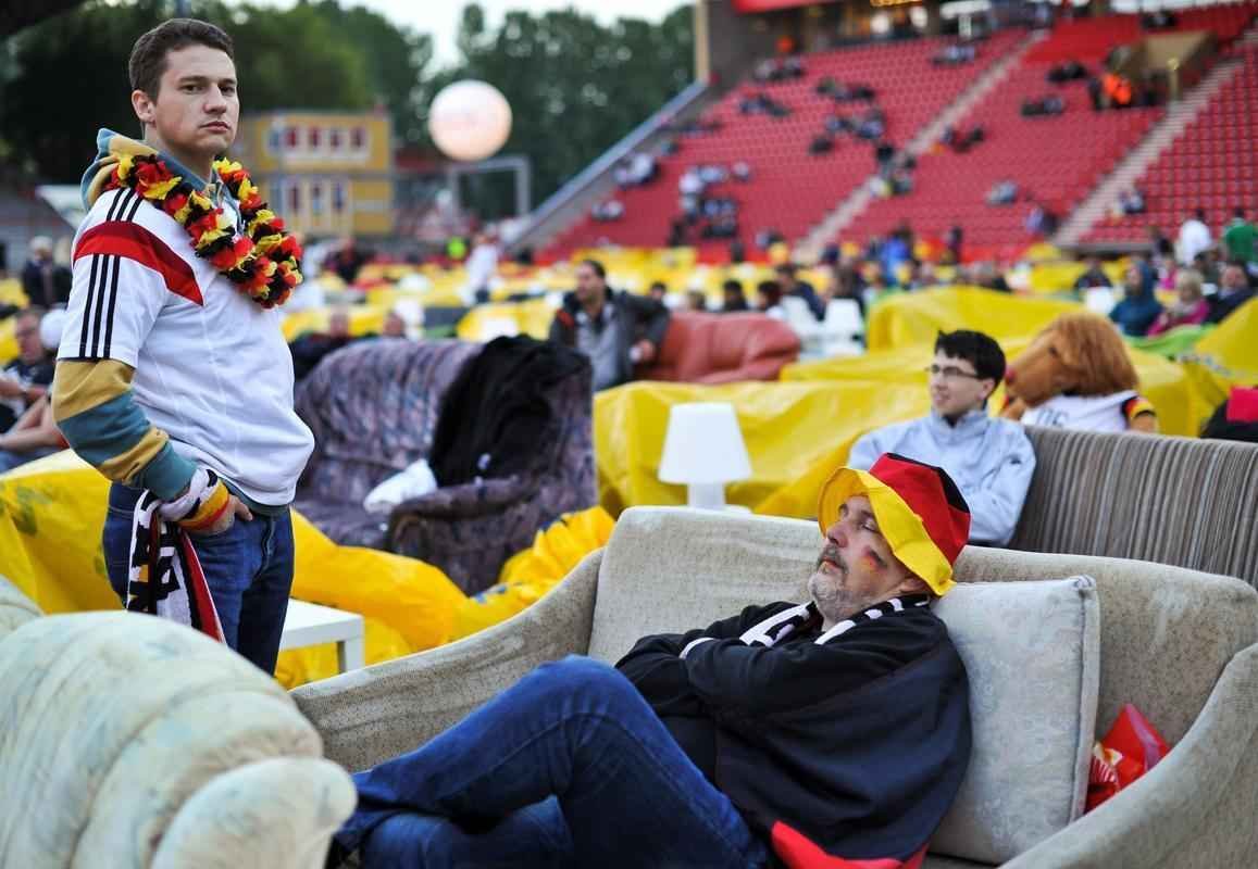 Torcedores alemes em Berlim durante partida emocionante contra a Arglia, que acabou sendo vencida pela Alemanha por 2 a 1 na prorrogao