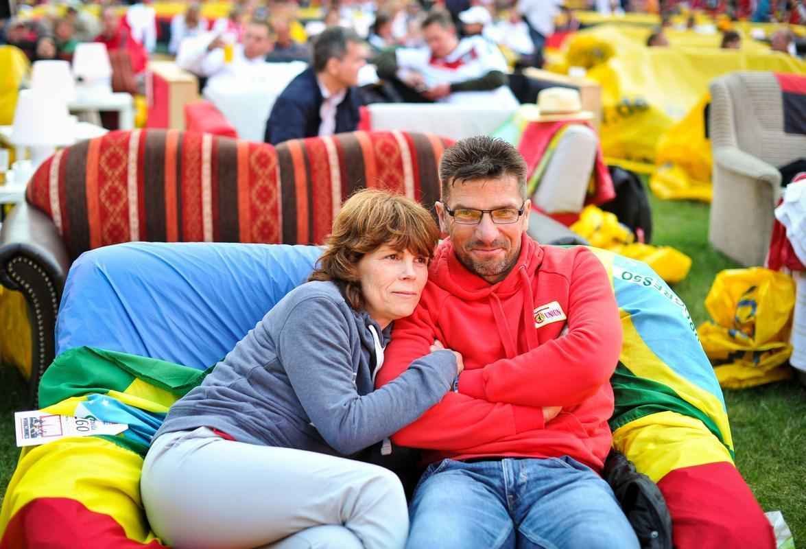 Torcedores alemes em Berlim durante partida emocionante contra a Arglia, que acabou sendo vencida pela Alemanha por 2 a 1 na prorrogao