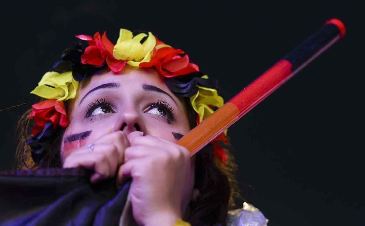 Torcedores alemes em Berlim durante partida emocionante contra a Arglia, que acabou sendo vencida pela Alemanha por 2 a 1 na prorrogao