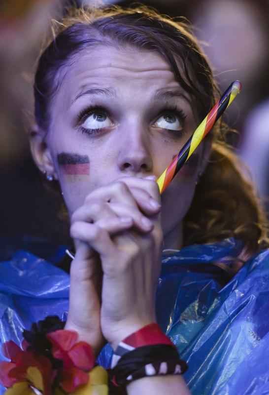 Torcedores alemes em Berlim durante partida emocionante contra a Arglia, que acabou sendo vencida pela Alemanha por 2 a 1 na prorrogao