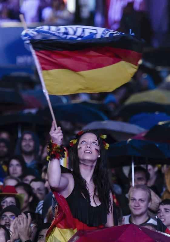 Torcedores alemes em Berlim durante partida emocionante contra a Arglia, que acabou sendo vencida pela Alemanha por 2 a 1 na prorrogao