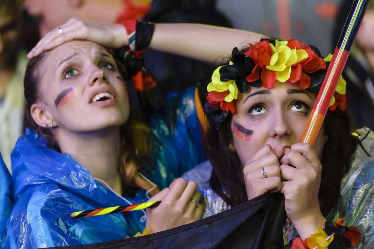 Torcedores alemes em Berlim durante partida emocionante contra a Arglia, que acabou sendo vencida pela Alemanha por 2 a 1 na prorrogao