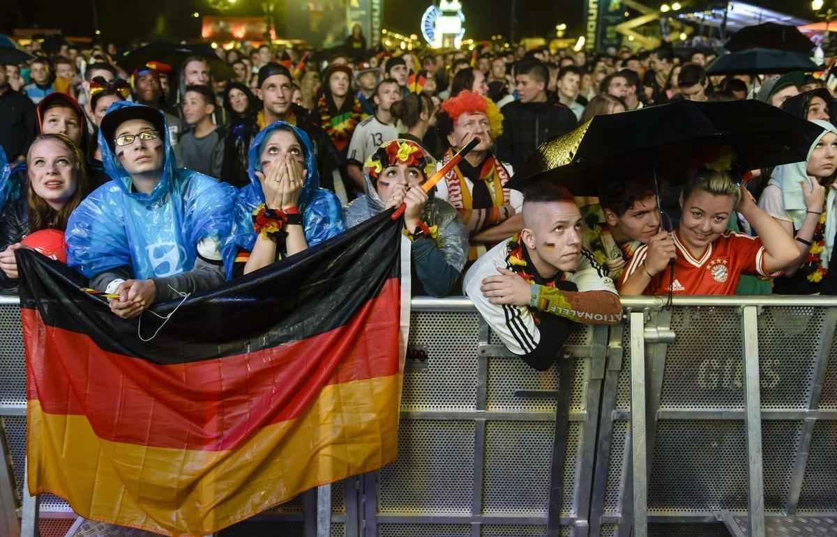Torcedores alemes em Berlim durante partida emocionante contra a Arglia, que acabou sendo vencida pela Alemanha por 2 a 1 na prorrogao